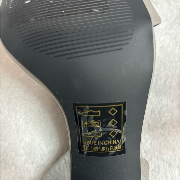 Ankle Strap Block Heel Sandals‎ Gray Size 9 - Picture 2 of 9